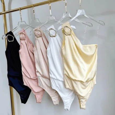 BODY COM DETALHE DOURADO