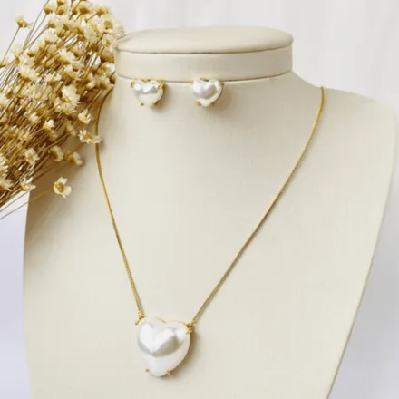 CONJUNTO FOLHEADO CORACAO PEROLA DOURADO