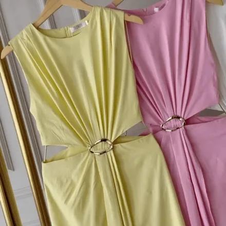 VESTIDO COM DETALHE DOURADO