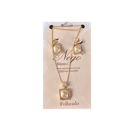 CONJUNTO FOLHEADO QUADRADO COM PÉROLA CRAVEJADO EM CRISTAL DOURADO