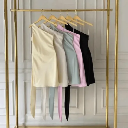 VESTIDO DE CETIM CURTO